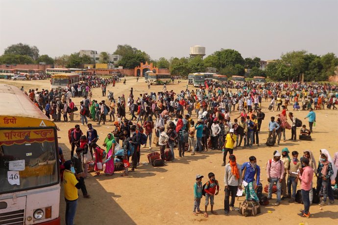 Archivo - Imagen de archivo de migrantes en India.