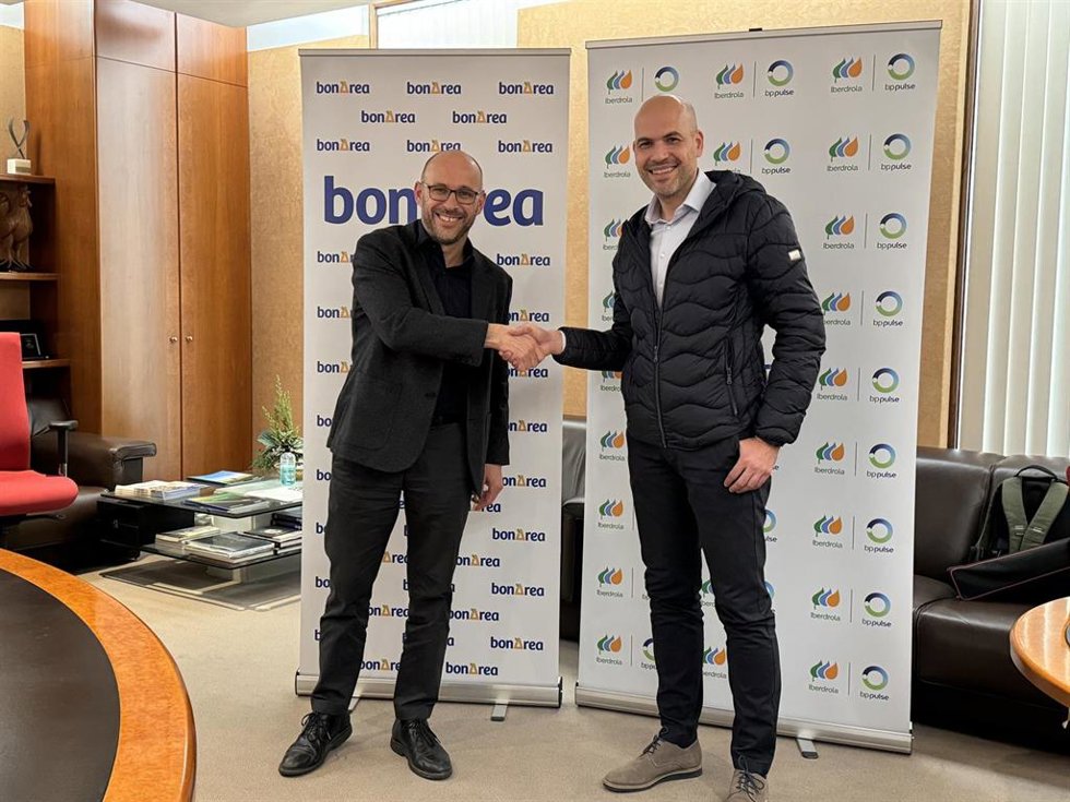 Iberdrola | bp pulse y bonrea firman un acuerdo para electrificar sus estaciones de servicio