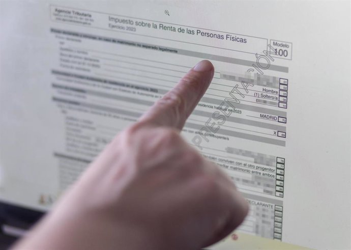 Archivo - Una persona hace la declaración de la renta en un ordenador, a 3 de abril de 2024, en Madrid (España). La Campaña de la Renta y Patrimonio de 2023 arranca hoy con la presentación de las declaraciones por Internet, pero desde esta semana los cont