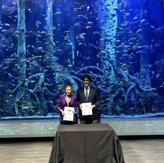 El rector de la Universidad Pablo de Olavide, Francisco Oliva Blázquez, y la gerente del Acuario de Sevilla, Rocío Alcázar González