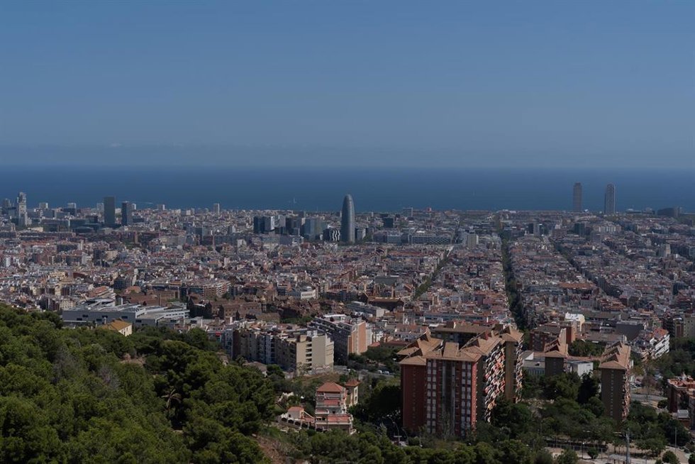 Archivo - Vista panorámica de Barcelona, con la Torre Glries al fondo.