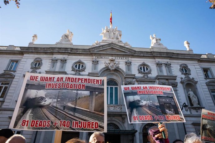 Archivo - Varias personas con carteles en los que piden una investigación independiente durante una manifestación de la Asociación Plataforma de Víctimas Alvia 04155, a su llegada a una vista pública, al Tribunal Supremo, a 21 de noviembre de 2023, en Mad
