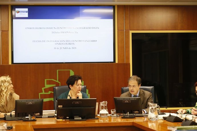 El consejero Martinez expone el proyecto que tiene para Onkologikoa