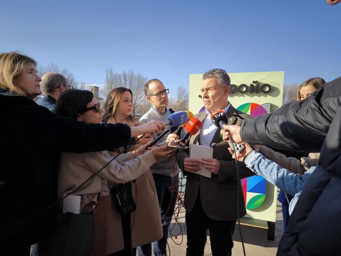 Conrado Escobar, con los periodistas antes de presentas Logroño 2050