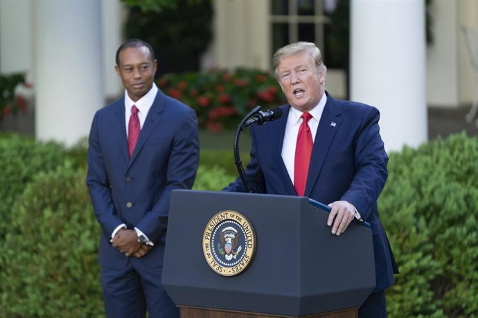 Archivo - Tiger Woods junto a Donald Trump duratne un acto en la Casa Blanca en 2019