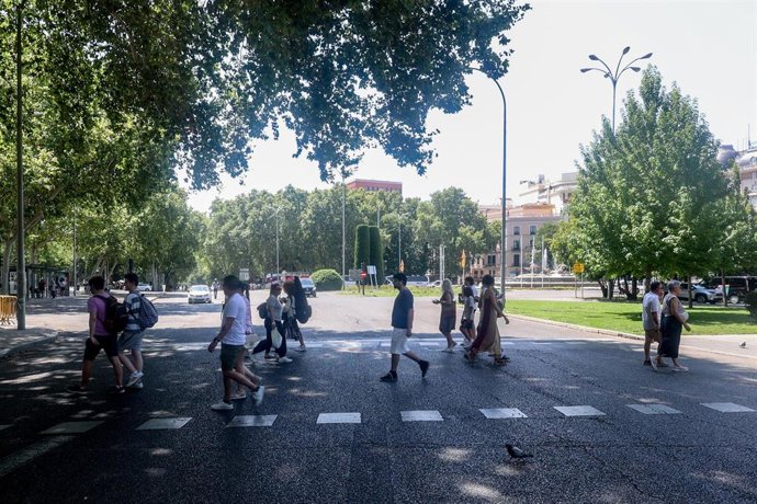 Archivo - Varias personas en el centro de la ciudad, a 10 de agosto de 2024, en Madrid (España)