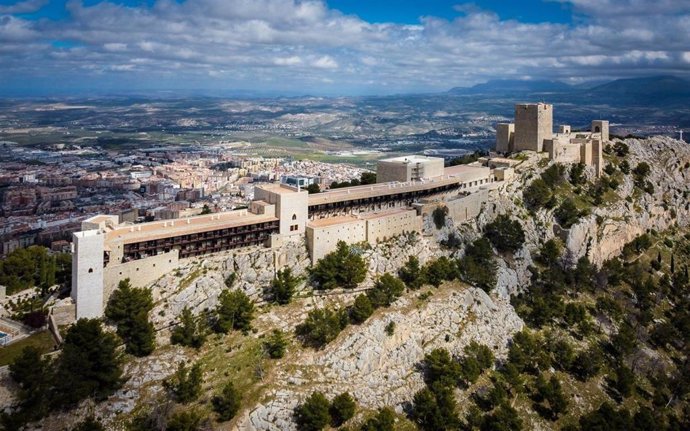 Vista del Parador de Jaén (i), junto al Castillo de Santa Catalina.