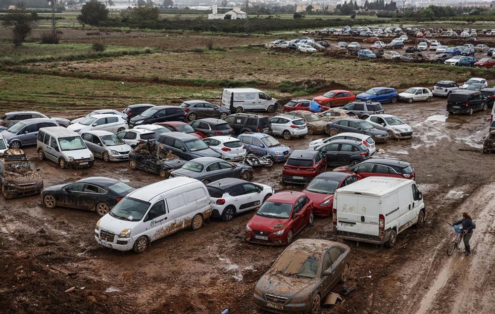 Archivo - Coches afectados por la DANA amontonados en una parcela , a 13 de noviembre de 2024, en Paiporta
