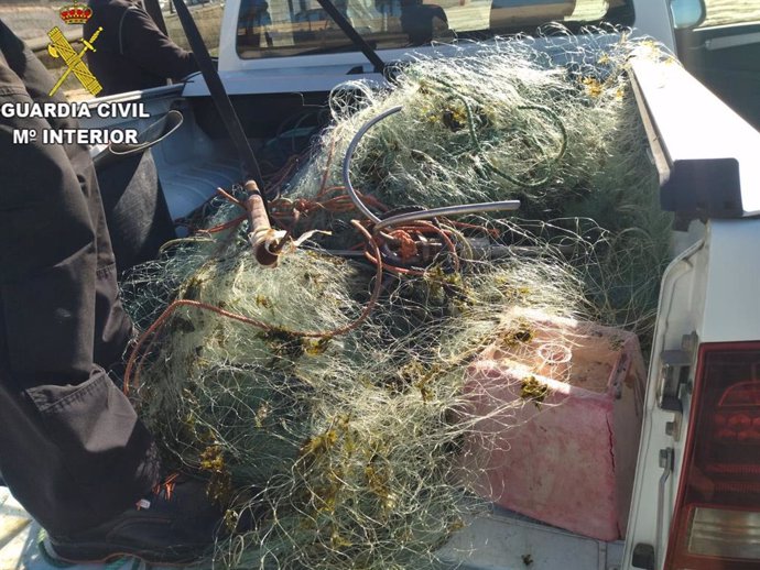 Redes ilegales incautadas en una embarcación en la playa de La Caleta en Cádiz.