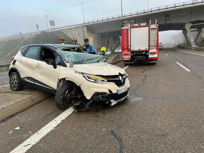 Accidente ocurrido este lunes en la carretera de circunvalación de León, LE-30.