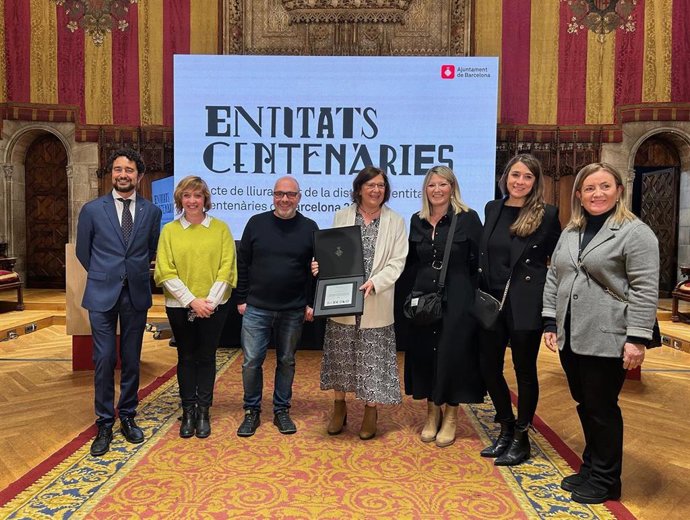 Representantes de la Mutualitat de Previsió Social del Puerto de Barcelona junto al concejal del Ayuntamiento de Barcelona y expresidente del Puerto, Damià Calvet.