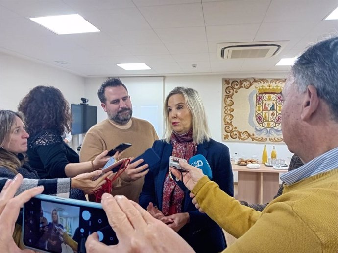 Archivo - La fiscal superior de Andalucía, Ana Tárrago, atiende a los medios de comunicación en Granada. Archivo.