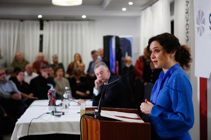 La presidenta de la Comunidad de Madrid, Isabel Díaz Ayuso, interviene durante el Foro de Debate, organizado por la Fundación Sargadelos, en el Hotel Voar