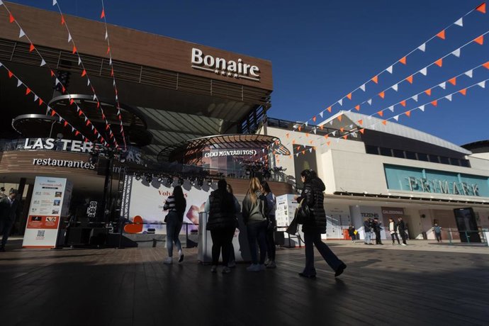 Clientes y visitantes durante la reapertura de gran parte de las tiendas del centro comercial de Bonaire, a 13 de febrero de 2025, en Aldaia, Valencia