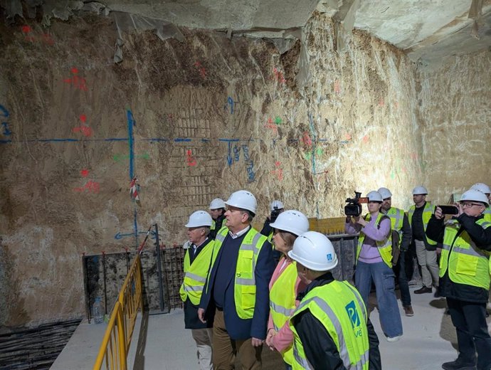 El conseller de Medio Ambiente, Infraestructuras y Territorio, Vicente Martínez Mus, y la alcaldesa de València, María José Catalá, visitan las obras de la conexión subterránea entre las estaciones de Xàtiva y Alacant de Metrovalencia.