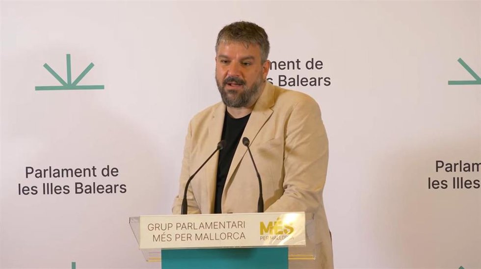 Archivo - El portavoz de MÉS per Mallorca, Lluís Apesteguia, en una rueda de prensa.