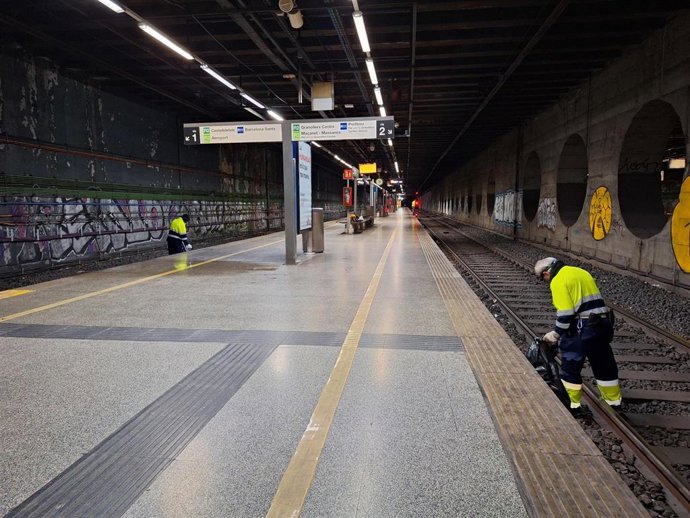 Trabajos de limpieza de las vías en la estación del Clot de Barcelona.