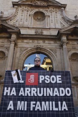 Cesar Vea en su primer día de huelga frente al Parlamento de La Rioja