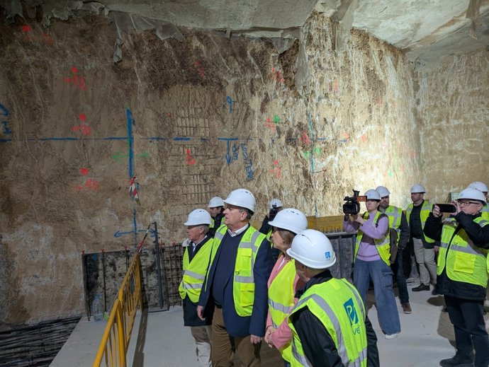 El conseller de Medi ambient, Infraestructures i Territori, Vicente Martínez Mus, i l'alcaldessa de València, María José Catalá, visiten les obres de la connexió subterrània entre les estacions de Xàtiva i Alacant de Metrovalencia.