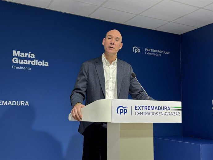 El portavoz del PP de Extremadura, José Ángel Sánchez Juliá, en rueda de prensa