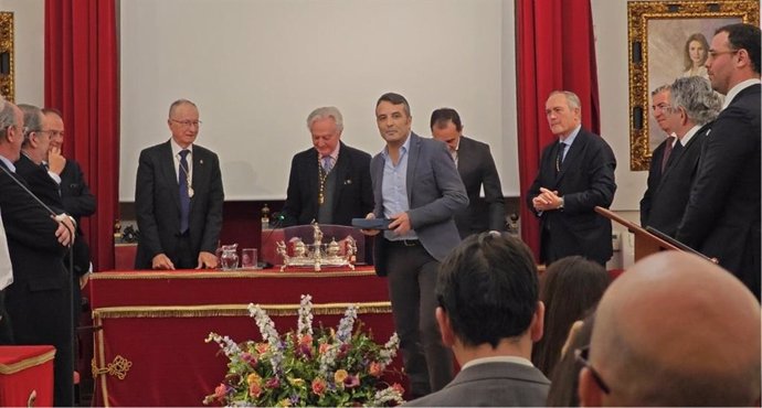 El jefe del servicio de Cirugía General y Digestiva del Hospital de Antequera, Francisco Javier Pérez Lara, ha sido reconocido con el Premio de Innovación en Cirugía 2025 que otorga la Academia de Medicina de Sevilla
