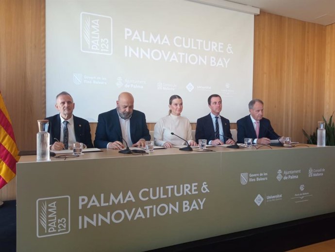 Firma del protocolo en el Palacio de Congresos.