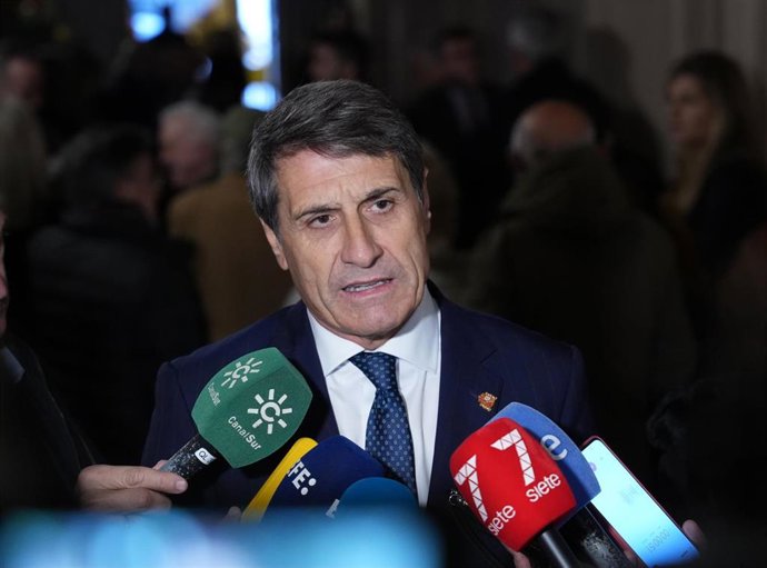 Archivo - El delegado del gobierno en Andalucía, Pedro Fernández atiende a los medios de comunicación.