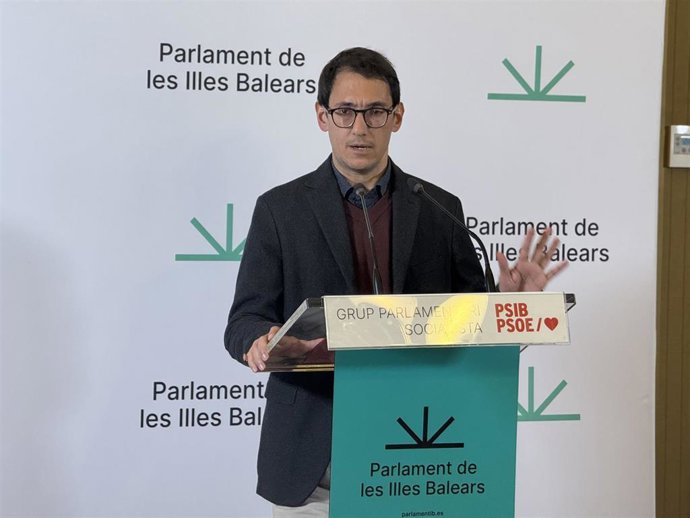 El portavoz del PSIB en el Parlament, Iago Negueruela, en una rueda de prensa.
