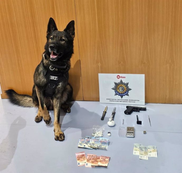 Perro policial con el material incautado