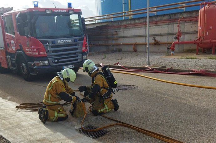 Bomberos participan en un simulacro en la planta de Son Reus.