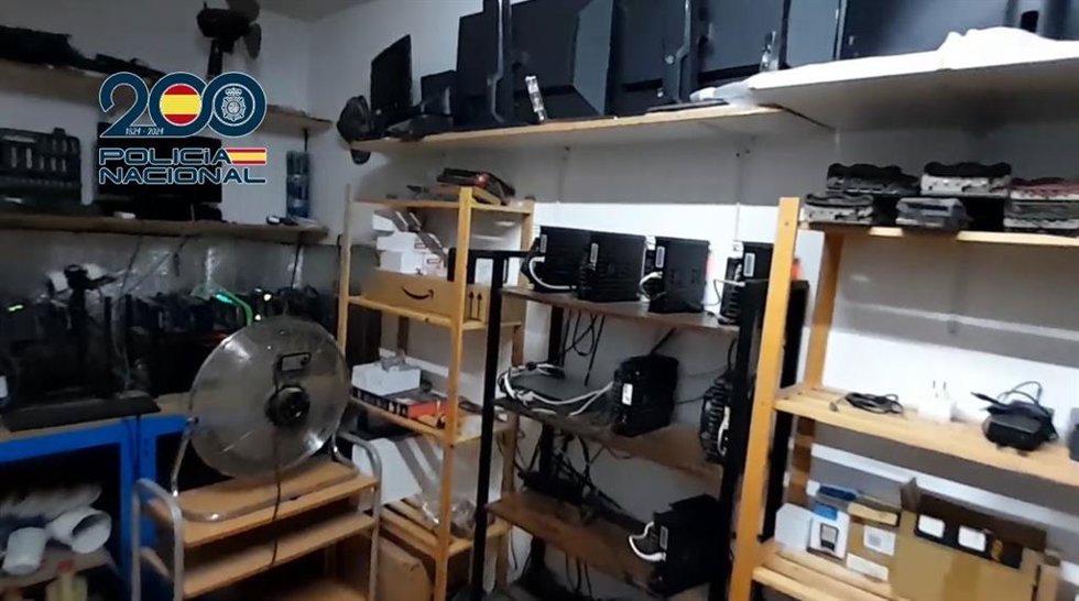 La Policía Nacional detiene a tres personas en España por obtener más de un millón de euros mediante webs y servicios IPTV.