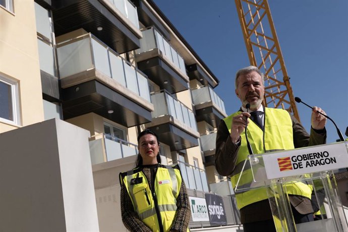 El presidente del Gobierno de Aragón, Jorge Azcón, en una visita a las viviendas de La Merced, en Huesca.