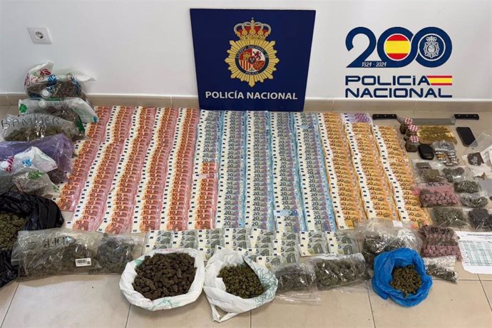 Dinero y droga incautada en un almacén de Sanlúcar de Barrameda.
