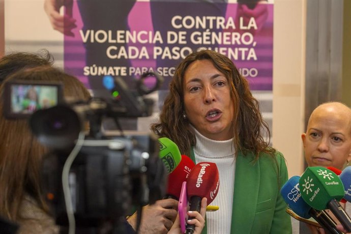 Archivo - La consejera de Inclusión Social, Juventud, Familias e Igualdad, Loles López, atiende a los medios en una imagen de archivo. 