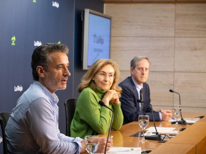 La consejera de Salud, María Martín, junto al subdirector general de Estrategia de Salud Mental y Emocional, Carlos Piserra, y el coordinador del Programa Saludablemente+, J. Antonio Carballo