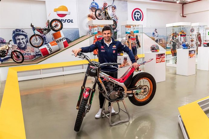Toni Bou posando con Montesa Cota 4RT