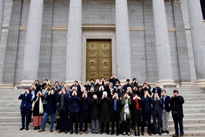 Reivindicación en la escalinata del Congreso de los Diputados para concienciar sobre los problemas visuales.