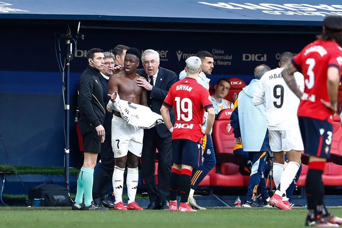 Vinicius Junior e Carlos Ancelotti, técnico do Real Madrid, conversando durante a partida de futebol do campeonato espanhol, LaLiga EA Sports, disputada entre CA Osasuna e Real Madrid no Estádio El Sadar em 15 de fevereiro de 2025 em Pamplona, Espanha.