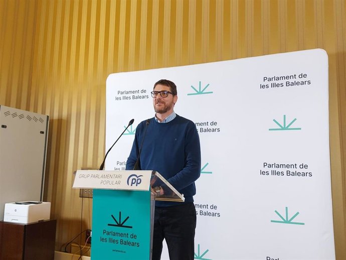 El portavoz parlamentario del PP, Sebastià Sagreras, en rueda de prensa