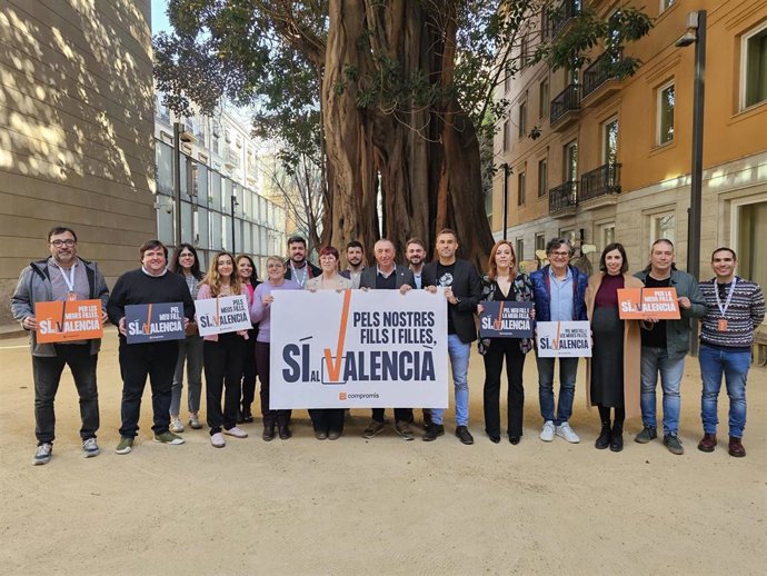 Representantes de Compromís con pancartas contra la consulta de la lengua base en centros educativos