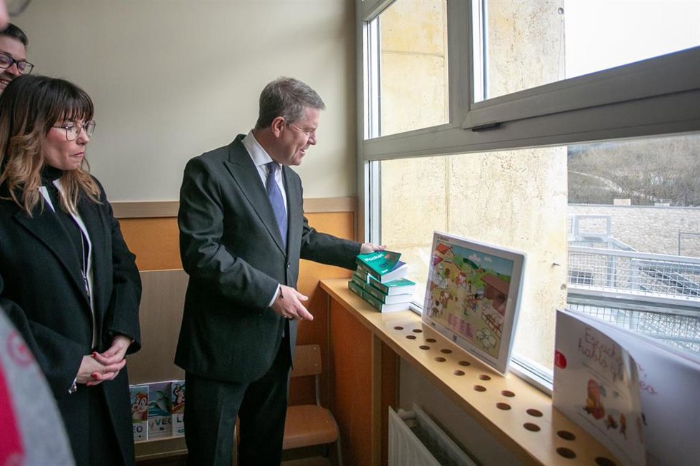 El presidente autonómico, Emiliano García-Page, inaugura la reapertura de la sección de Escariche del Colegio Rural Agrupado Duques de Pastrana.