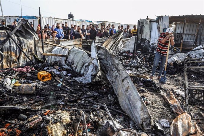 Archivo - Tiendas de campaña destruidas tras un bombardeo israelí en el sur de la Franja de Gaza