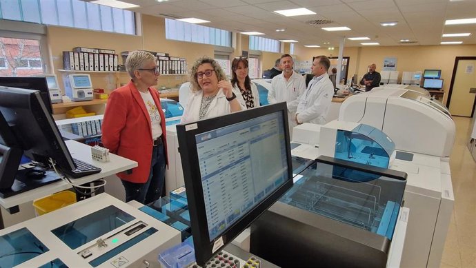 La consejera de Salud, Concepción Saavedra y la bioquímica, Fátima Zakariya.
