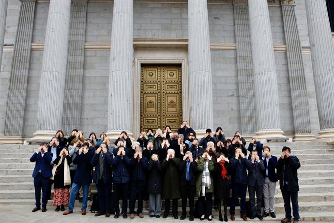Uma demonstração nas escadas do Congresso dos Deputados para aumentar a conscientização sobre a deficiência visual.