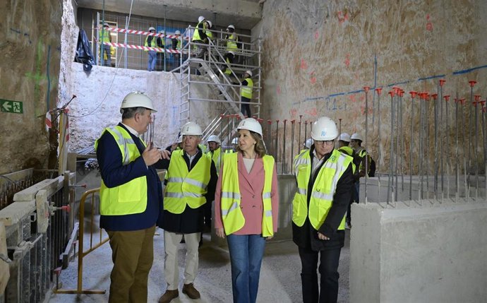 La alcaldesa de València, María José Catalá, visita junto al Conseller de Medio Ambiente, Infraestructuras y Territorio, Vicente Martínez Mus, las obras de la conexión subterránea entre las estaciones de Alacant y Xàtiva de Metrovalencia.