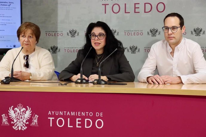 La concejala de Asuntos Sociales, Inclusión, Familia y Mayores, Marisol Illescas, en una rueda de prensa junto al psicólogo y voluntario de la Asociación, Miguel Iglesias, y por la presidenta de AMAP, María Jesús Antolín.