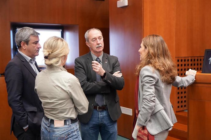 El director general de Interior y Emergencias del Gobierno de Aragón, Miguel Ángel Clavero, conversa con los diputados del PP María Navarro, Blanca Puyuelo y José Antonio Lagüéns antes de comparecer en Comisión de las Cortes de Aragón.