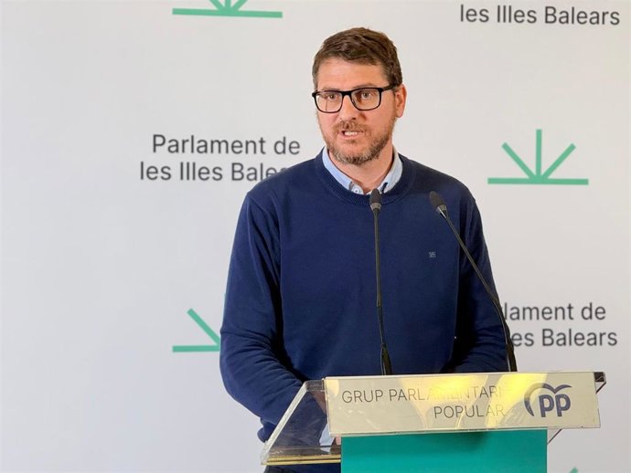 El portavoz parlamentario del PP, Sebastià Sagreras, en rueda de prensa