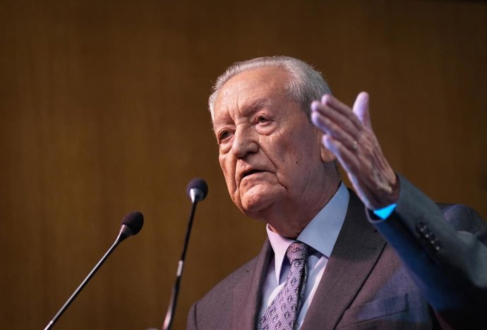 Archivo - El expresidente de la Junta de Andalucía, Rafael Escuredo , durante su intervención en las jornadas 'Parlamentarismo, autonomismo y municipalismo en la España constitucional'. A 24 de octubre de 2023, en Sevilla (Andalucía, España). (Foto de arc