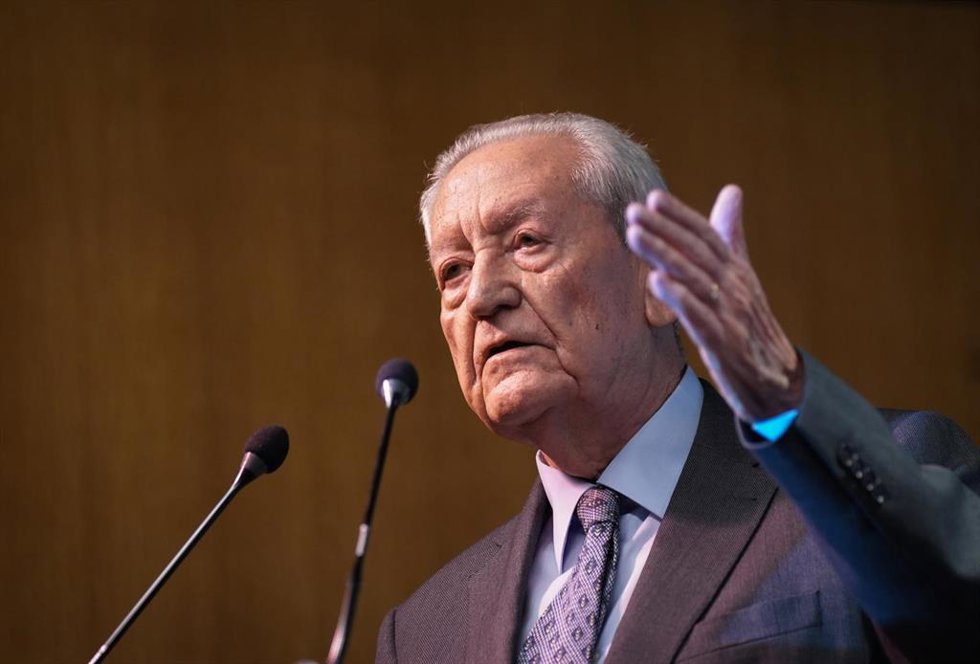 Archivo - El expresidente de la Junta de Andalucía, Rafael Escuredo , durante su intervención en las jornadas 'Parlamentarismo, autonomismo y municipalismo en la España constitucional'. A 24 de octubre de 2023, en Sevilla (Andalucía, España). (Foto de a